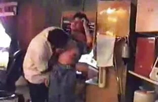 Đồ của công việc đầu tiên, trợ lý George UL chạy đến một triệu phú khi anh ấy muộn, George cảnh báo ông, ông sẽ không thể để mất bất cứ nhiều những sai lầm. Đầy hứa hẹn cư xử công bằng, Đồ phát hiện ra sự tò mò của mình, quét đi ông chủ của cô là đồ đạc. George lấy của mình đỏ tay và bắn anh ta ngay lập tức, nhưng xin anh để cho anh ta một cơ hội khác, cung cấp để làm bất phim sẽ nhạt bản cứ điều gì để giữ cho công việc của mình. George sẽ chấp nhận đề nghị của bạn ngay lập tức. Đừng quên để bình luận và để cho chúng tôi biết những gì bạn muốn và không muốn. Chúng tôi đang làm việc trên bản cập nhật tiếp theo trong phòng thí nghiệm.