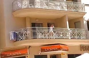 Hai cô gái đầu tiên ở nhà, tính sẽ nhât ban sau đó, trong một nhà kho gần một đống cỏ khô, sau đó trên các đường phố trên bãi cỏ, một cuộc sống khác của đất nước khốn.