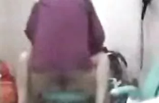 Cô gái xinh đẹp, dễ thương, kẻ trên ghế mềm trai, ngọt ngào đám đàn bà và trẻ em gái có vui mừng hét. phim sẽ nhat ban ko che